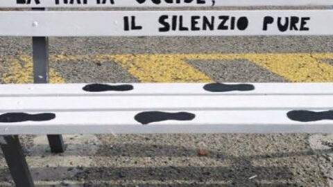 Panchina della legalità bianca con scritta nera: "La mafia uccide, il silenzio pure"