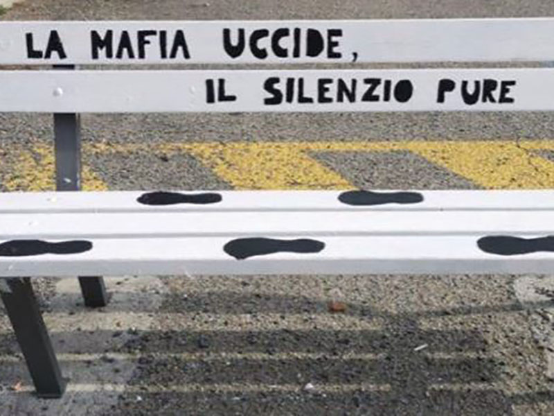 Panchina della legalità bianca con scritta nera: "La mafia uccide, il silenzio pure"