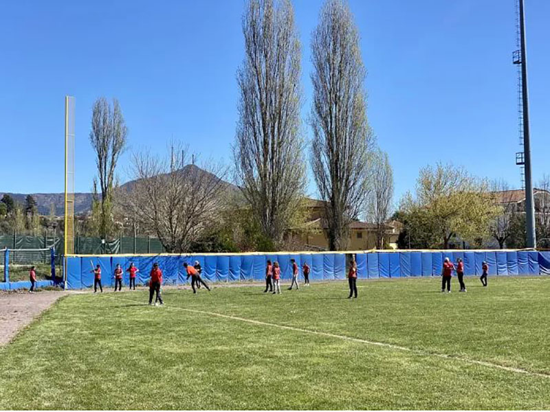 Campo da baseball con ragazzi che si allenano