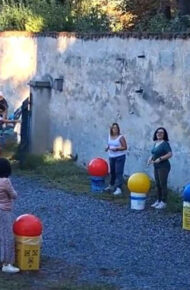 Maestre che aspettano l'ingresso dei bimbi a scuola